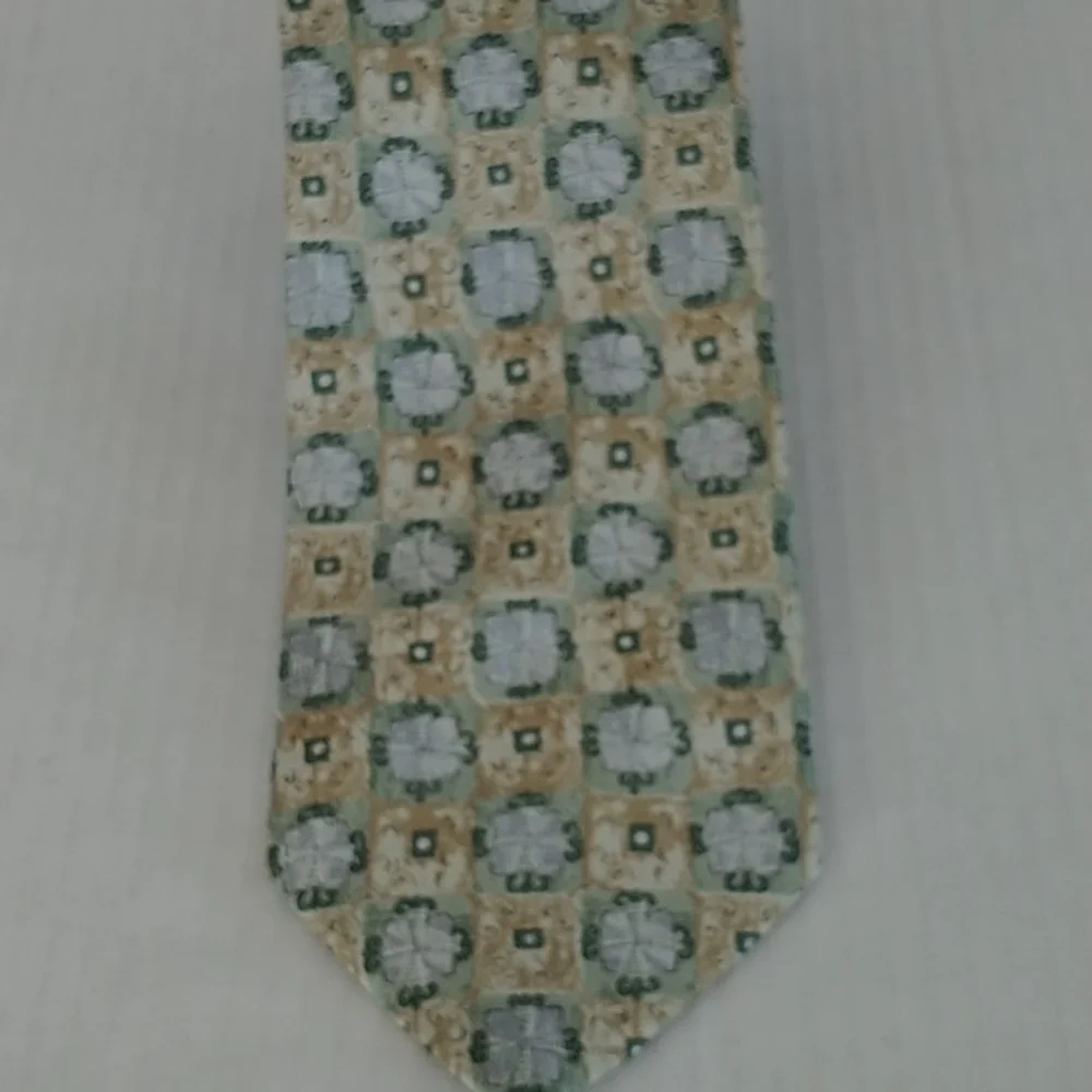 The Metropolitan Museum of Art 100% Imported Silk Tie Green/Tan Shades of Color - Picture 4 of 7